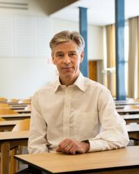 Rektor Ingmar Björkman sitter i en föreläsningssal på Hanken