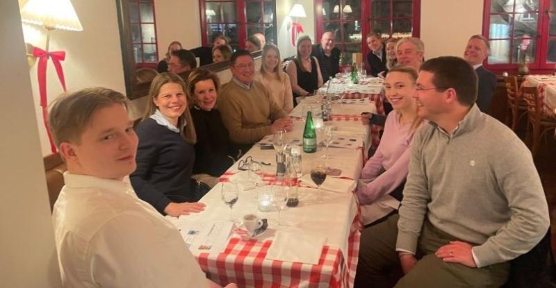 Group of people at the table in Hanken's Alumni Meet-up.