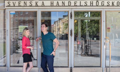 två personer utanför Hankens byggnad
