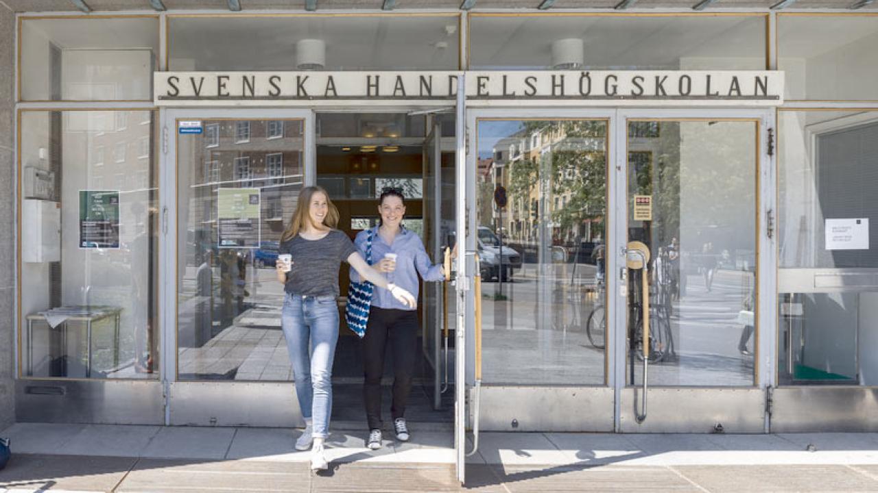 Två studenter går ut från dörren