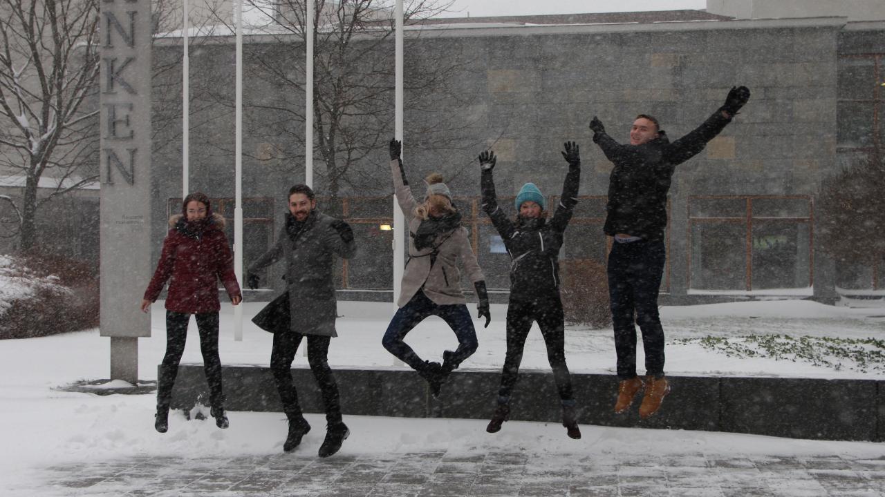 Studenter vid snöigt Hanken
