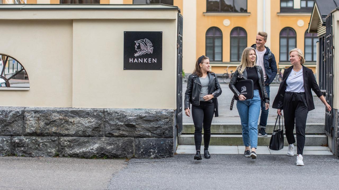 Studenter utanför Hanken i Vasa