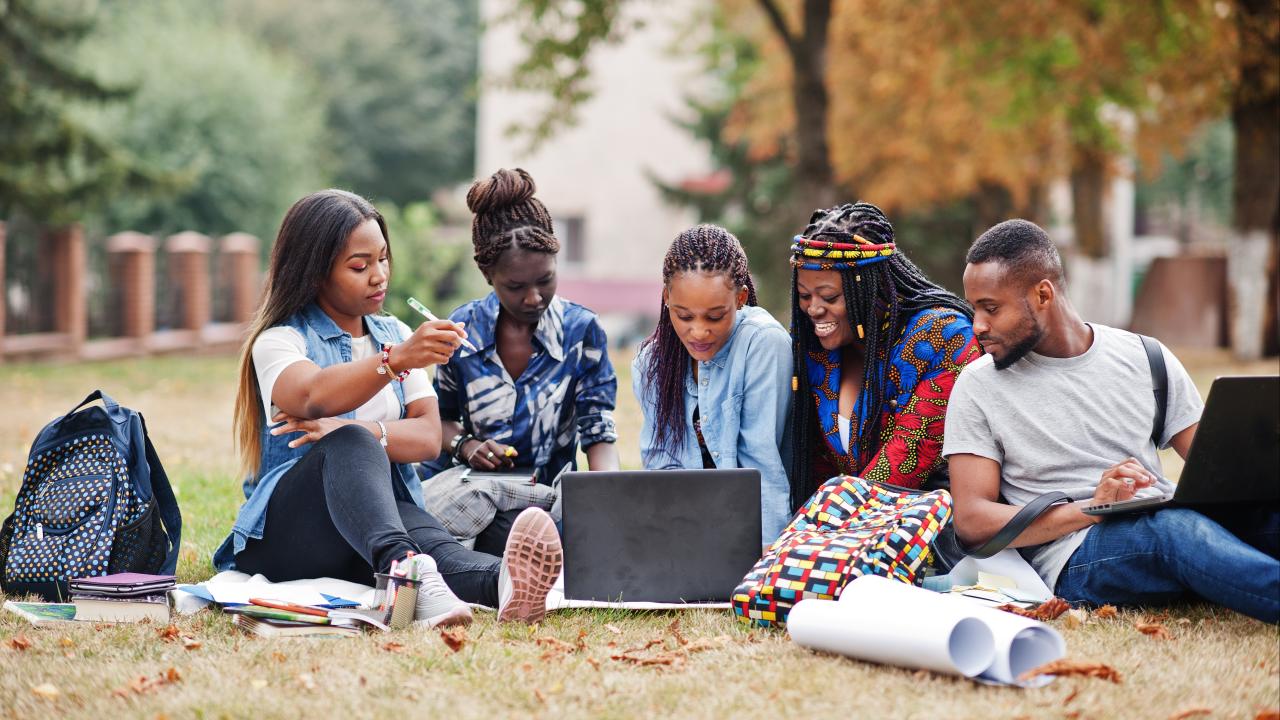 Afrikanska studenter på ett campus