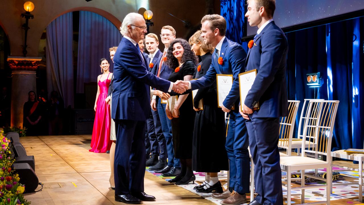 Sveriges kung Carl Gustaf gratulerar stipendiat Sebastian Mellblom