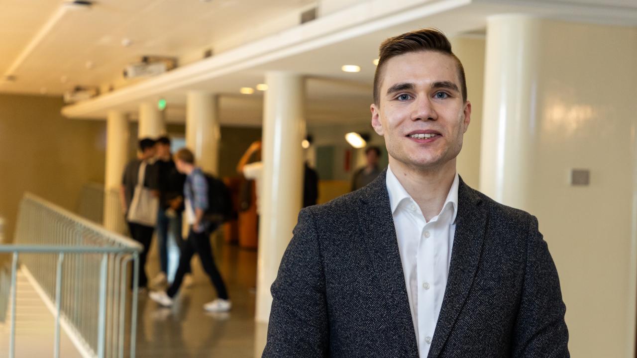 Hankensudenten Juho Rasa står i Hankens korridor
