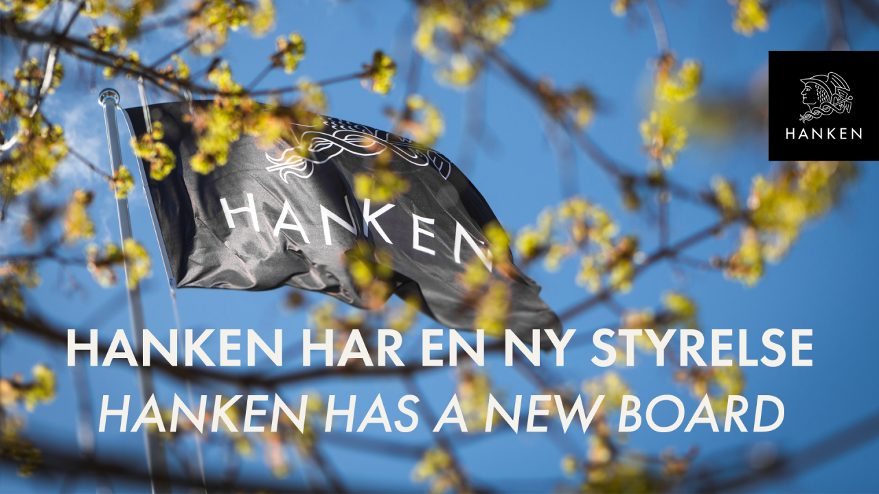 Hankens flagga fotograferad genom trädgrenar