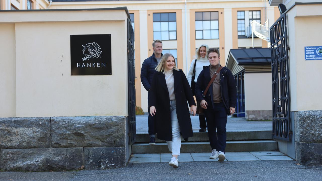 Studenter som är på väg ut ur Hankenbyggnaden i Vasa.