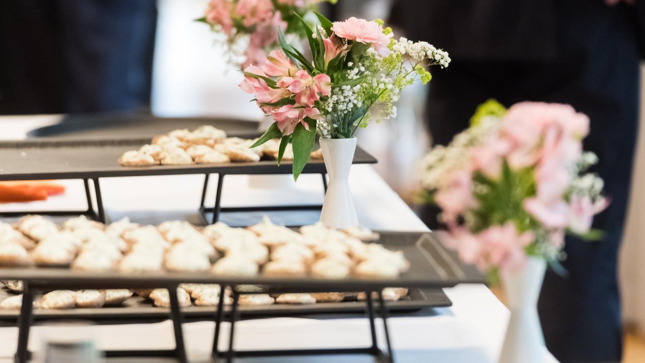 Ett bord med blommor och servering