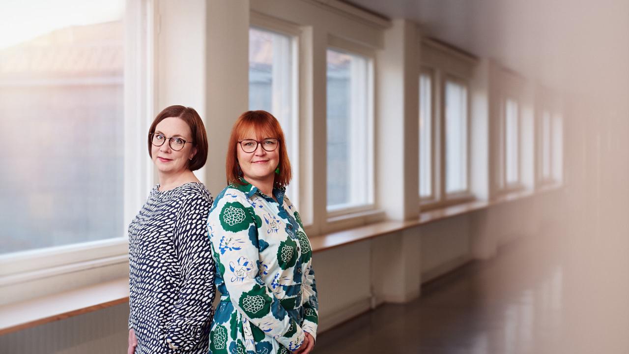 Hanna Silvola och Kati Valjus bredvid varandra i Hankens korridor