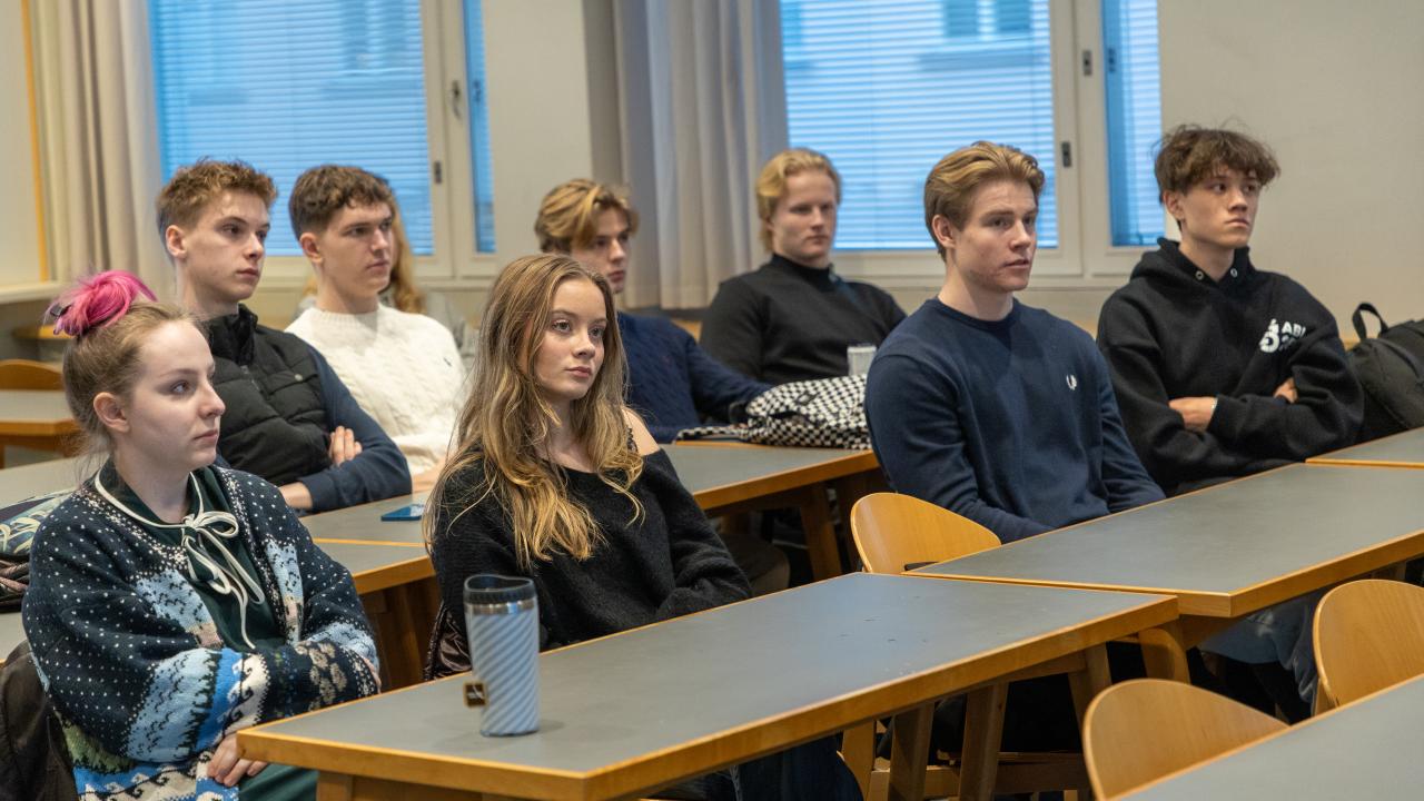 Gymnasiestudenter från Grankulla i en föreläsningssal på Hanken