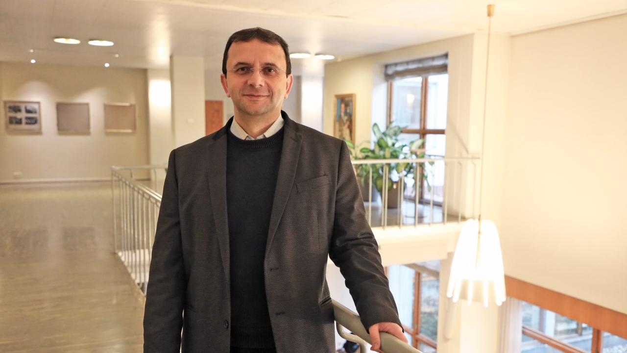 Professor Gonul Colak i Hankens korridor.