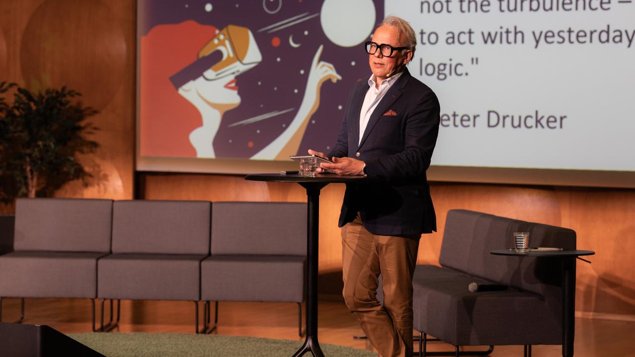Pteri Kokko står på scenen i Hankens festsal