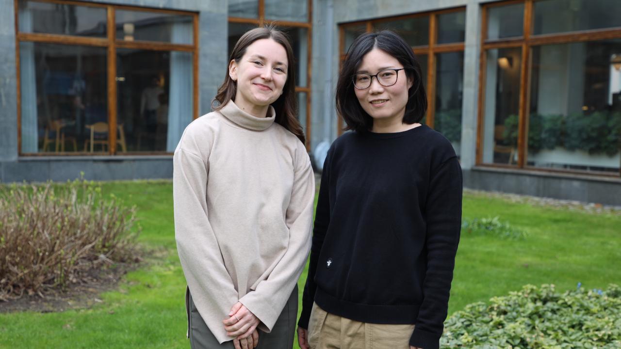 Hankenstudenterna Emma Richardson och Rie Koshida står bredvid varandra på Hankens gård.