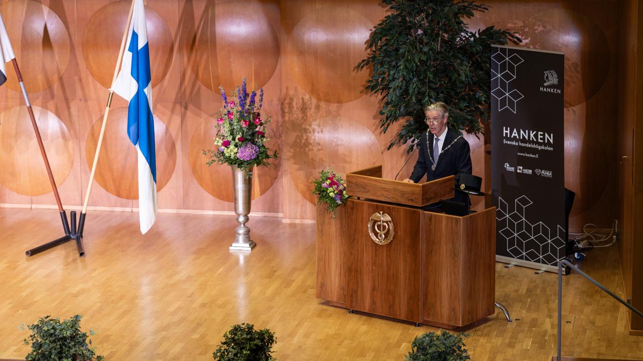 Hanken*s Rector Ingmar Björkman speaking at the stage in Hanken's assembly hall