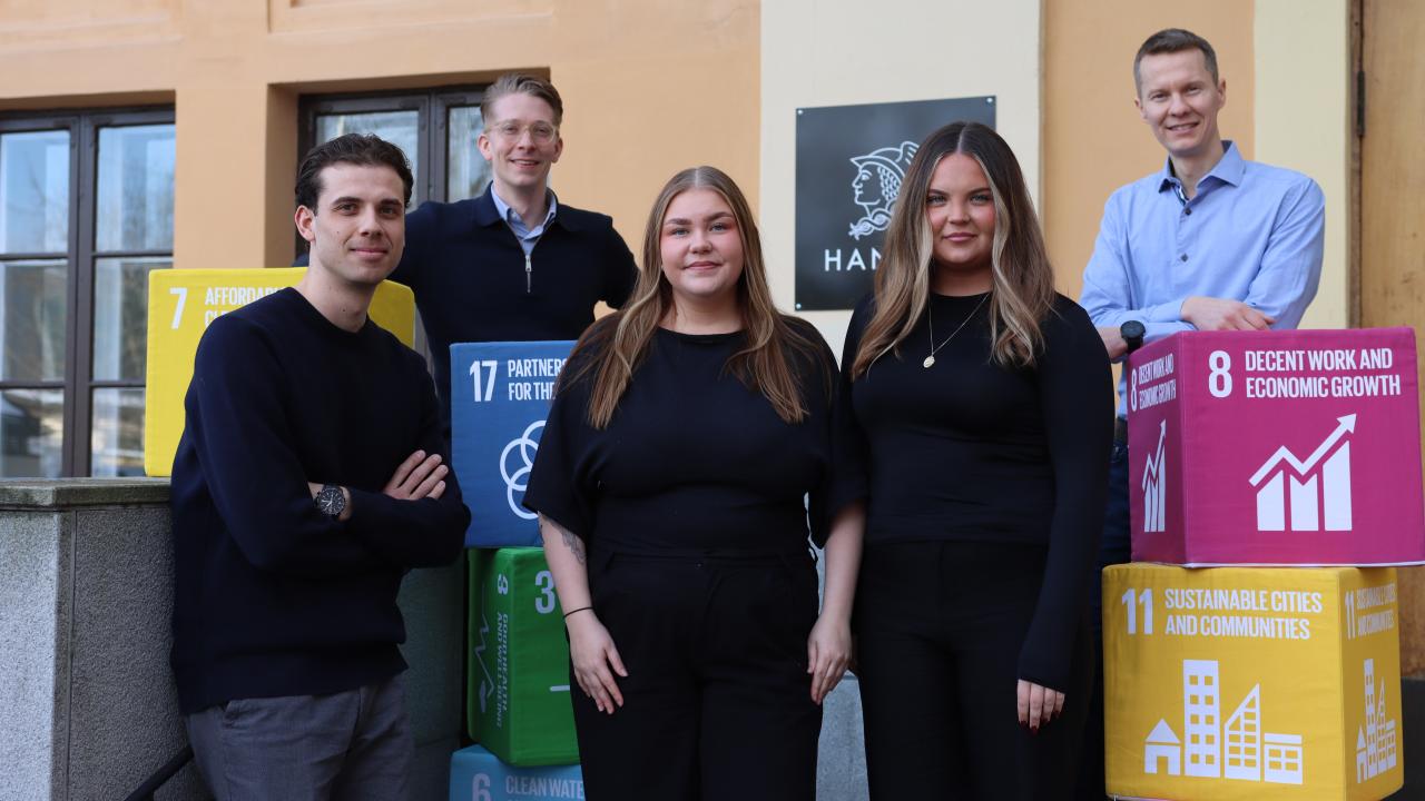 Hanken students and associate professors outside the Hanken building in Vaasa.