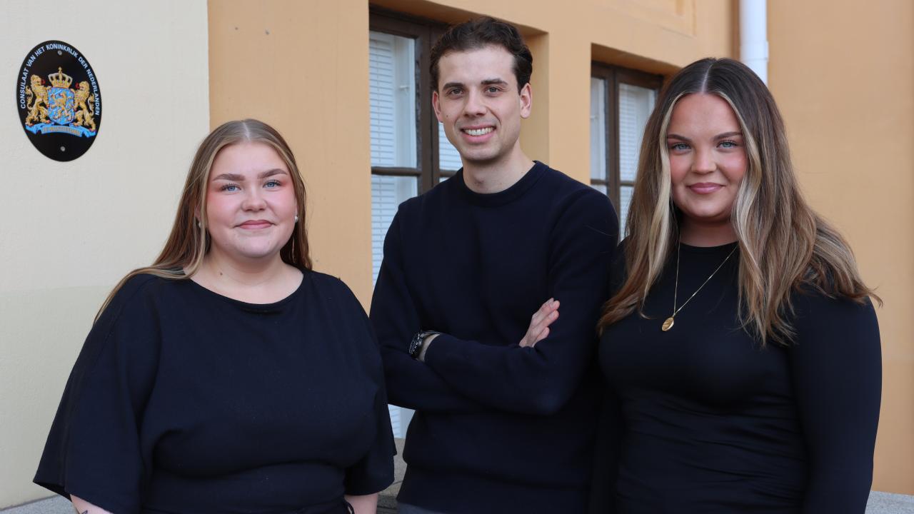 Hanken students standing in front of the Hanken building in Vaasa.