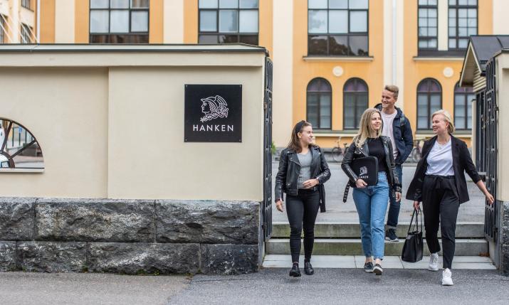 Studenter utanför Hanken i Vasa