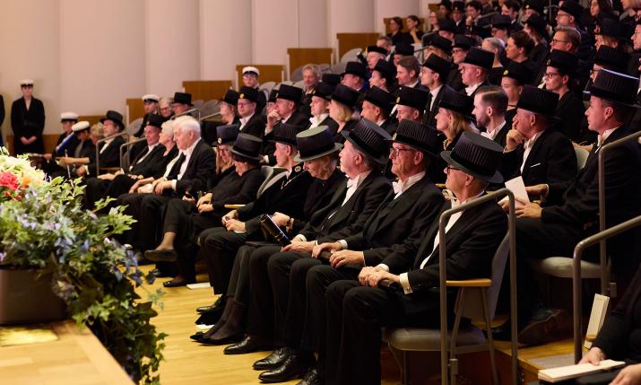 Hankens festsal fylld med doktorer under doktorspromotionen 2024