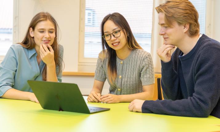 Studenter ser på en dator