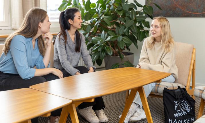 Studenter sitter runt ett bord