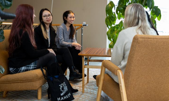 Studenter sitter runt ett bord