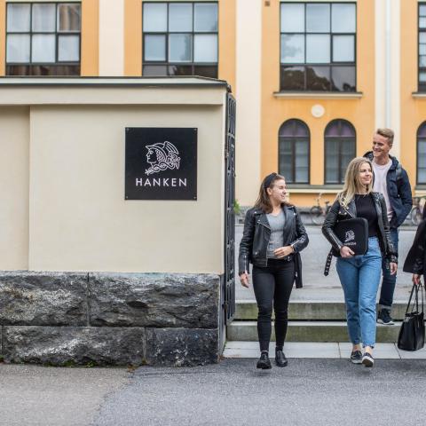 Students exiting Hanken Vasa