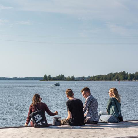 Hanken students sitting by the sea