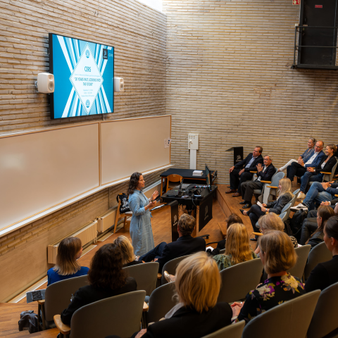 CERS före detta direktör Kristina Heinonen talar inför fulsatt auditorium.