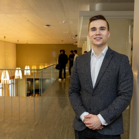 Hankenstudenten Juho Rasa står i Hankens korridor