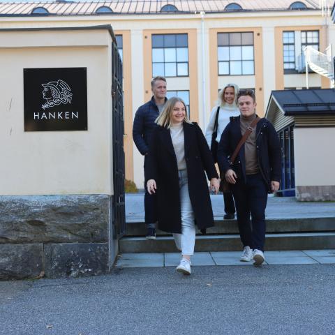 Studenter som är på väg ut ur Hankenbyggnaden i Vasa.