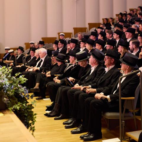 Hankens festsal fylld med doktorer under doktorspromotionen 2024