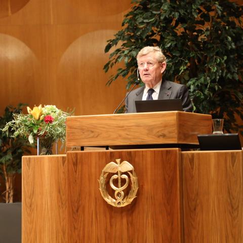 Jacob Wallenberg håller tal vid ett talarpodium i Hankens festsal.