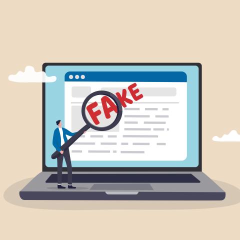 Dator med texten fake på skärmen