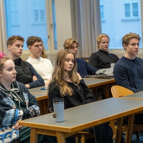 Gymnasiestudenter från Grankulla i en föreläsningssal på Hanken
