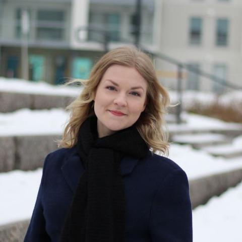 Kvinna framför en snöig trappa