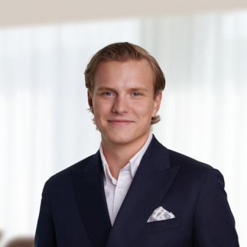 Man i ett kontorlandskap