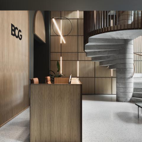 Receptionen på ett av BCG:s kontor med ett bord och två stolar, en soffa samt en spiraltrappa som leder till övrevåningen.