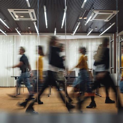 Människor som går i ett kontor