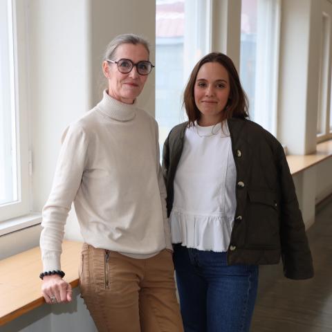 Millie Ahlskog och Stephanie Bardy står bredvid varandra i Hankens korridor