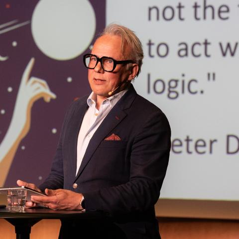 Pteri Kokko står på scenen i Hankens festsal