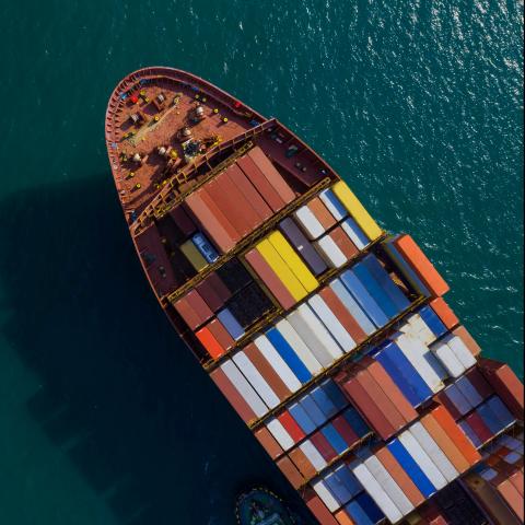 Ett fraktfartyg med containers fotat uppifrån