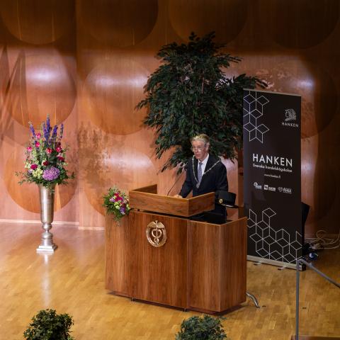 Hanken*s Rector Ingmar Björkman speaking at the stage in Hanken's assembly hall
